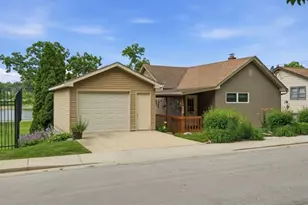 642 Wellington Ave, Elgin, IL 60120 - Photo 1