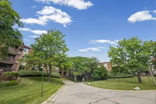 440 Raintree Ct, Glen Ellyn, IL 60137 - Photo 3