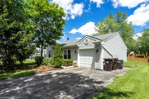 886 Quincy Ct, Island Lake, IL 60042 - Photo 3