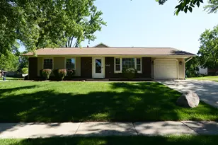 930 Sharon Ln, Schaumburg, IL 60193 - Photo 1