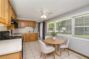 930 Sharon Ln, Schaumburg, IL 60193 - Photo 11