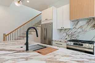 3329 N Whipple St, Chicago, IL 60618 - Photo 9