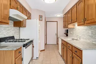 7932 Stewart Dr, Darien, IL 60561 - Photo 9