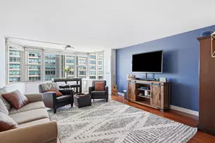 525 W Hawthorne Pl, Chicago, IL 60657 - Photo 3