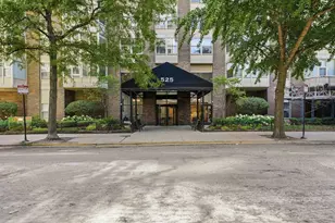 525 W Hawthorne Pl, Chicago, IL 60657 - Photo 1
