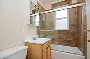 871 W Cornelia Ave, Chicago, IL 60657 - Photo 5