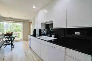 170 Manchester Dr, Buffalo Grove, IL 60089 - Photo 7