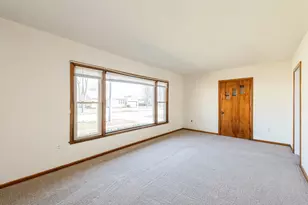 319 N Lord Ave, Carpentersville, IL 60110 - Photo 9