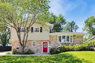 142 N Cady Dr, Palatine, IL 60074 - Photo 1