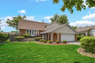9236 S Karlov Ave, Oak Lawn, IL 60453 - Photo 1