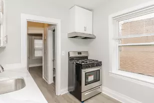 2724 W Rosemont Ave, Chicago, IL 60659 - Photo 3