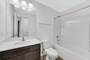 911 Charlton Ln, Naperville, IL 60563 - Photo 9