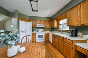 102 Juniper Dr, North Aurora, IL 60542 - Photo 9