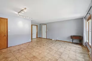 370 Oakwood Dr, Crete, IL 60417 - Photo 9