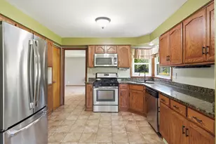 370 Oakwood Dr, Crete, IL 60417 - Photo 3