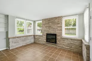 370 Oakwood Dr, Crete, IL 60417 - Photo 11