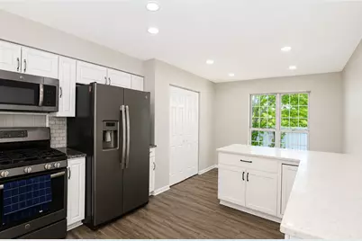 622 Grosse Pointe Circle, Vernon Hills, IL 60061 - Photo 7
