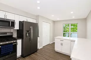 622 Grosse Pointe Cir, Vernon Hills, IL 60061 - Photo 7