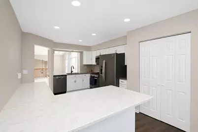 622 Grosse Pointe Circle, Vernon Hills, IL 60061 - Photo 9