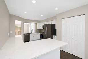 622 Grosse Pointe Cir, Vernon Hills, IL 60061 - Photo 9