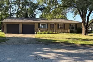 8 Sandburg Ct, Clifton, IL 61727 - Photo 1