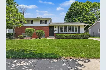 1121 N Crabtree Lane, Mount Prospect, IL 60056 - Photo 1