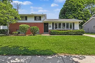 1121 N Crabtree Ln, Mount Prospect, IL 60056 - Photo 1