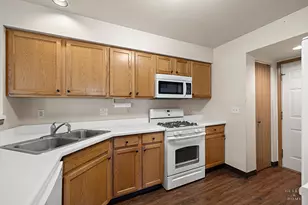 677 Silver Creek Rd, Woodstock, IL 60098 - Photo 15