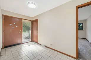 9041 S 84 Ct, Hickory Hills, IL 60457 - Photo 5