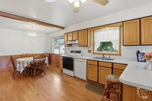705 E Rosewood St, Watseka, IL 60970 - Photo 7