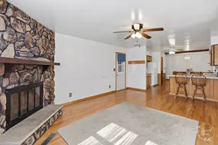 705 E Rosewood St, Watseka, IL 60970 - Photo 5