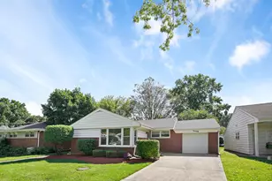 1419 W St James Pl, Arlington Heights, IL 60005 - Photo 1