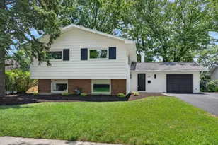 405 W Newport Rd, Hoffman Estates, IL 60169 - Photo 1