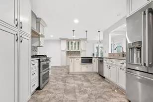 800 Ridgemoor Dr W, Willowbrook, IL 60527 - Photo 7