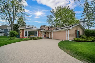 401 Greentree Parkway, Libertyville, IL 60048 - Photo 1