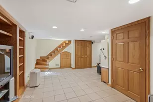 5261 Mulford St, Skokie, IL 60077 - Photo 15