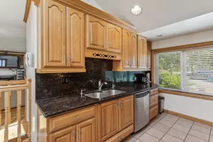 5261 Mulford St, Skokie, IL 60077 - Photo 9