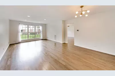 437 Grosse Pointe Circle #437, Vernon Hills, IL 60061 - Photo 3