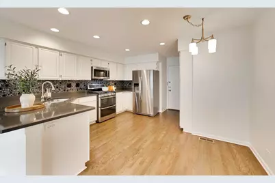 437 Grosse Pointe Circle #437, Vernon Hills, IL 60061 - Photo 9