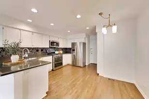 437 Grosse Pointe Cir, Vernon Hills, IL 60061 - Photo 9