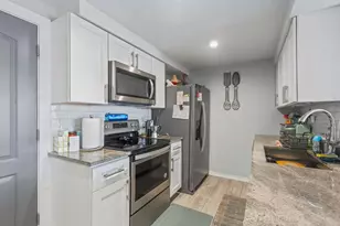 8914 Robin Dr, Des Plaines, IL 60016 - Photo 5
