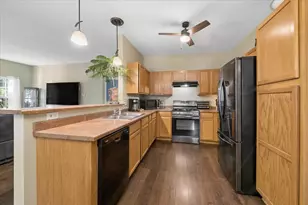 546 Clayton Cir, Sycamore, IL 60178 - Photo 5