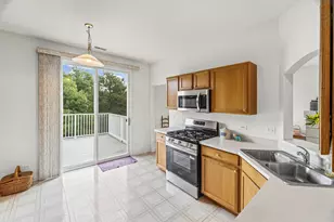 1052 Delta Dr, Elgin, IL 60123 - Photo 9
