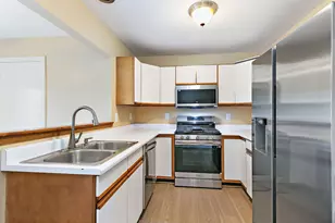 1435 Moluf St, Dekalb, IL 60115 - Photo 5