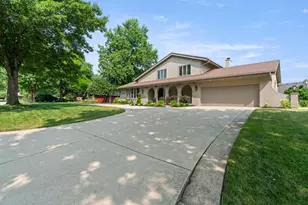 11512 Woodglen Ln, Burr Ridge, IL 60527 - Photo 3