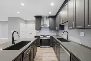 308 W Evergreen Ave, Chicago, IL 60610 - Photo 3