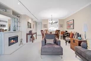 1555 N Sandburg Terrace, Chicago, IL 60610 - Photo 7