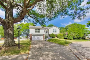 2 Oakmont Ct, Streamwood, IL 60107 - Photo 3