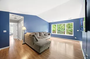 383 Woodview Cir, Elgin, IL 60120 - Photo 3