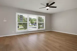 1060 Warwick Ln, Elk Grove Village, IL 60007 - Photo 5